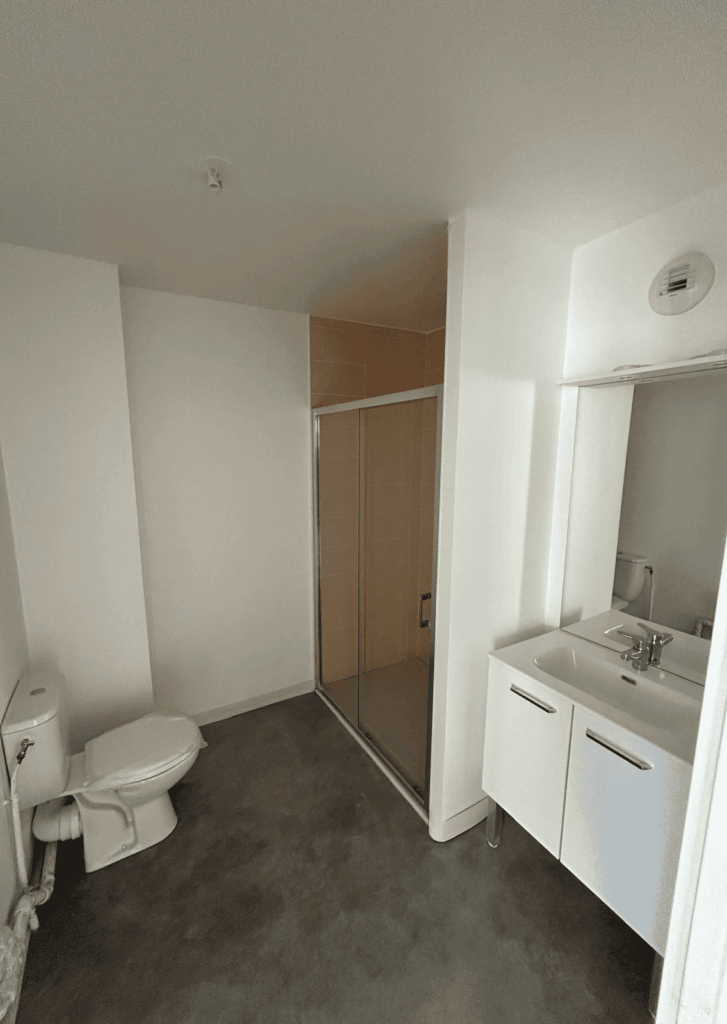 Salle de bain Déniséa Salle de bain moderne avec douche de la résidence Denisea à Gisors, réalisation du promoteur immobilier Loftwood.